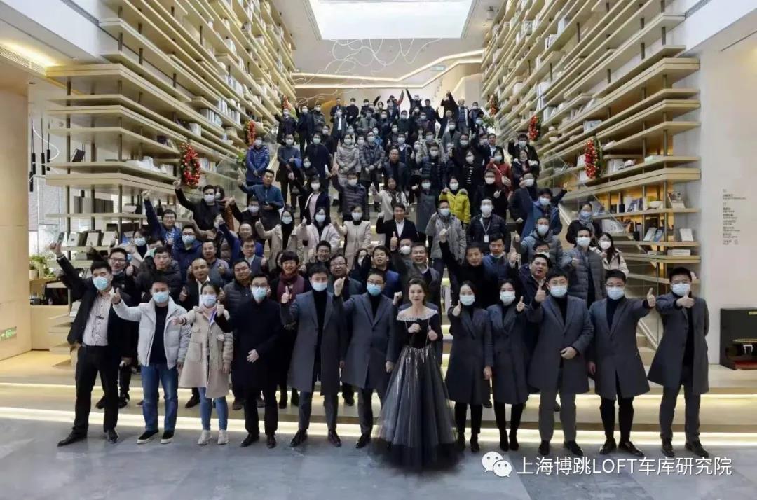 北屯全国一百多人在华侨城汉口道6号参观研讨LOFT专利车库技术！